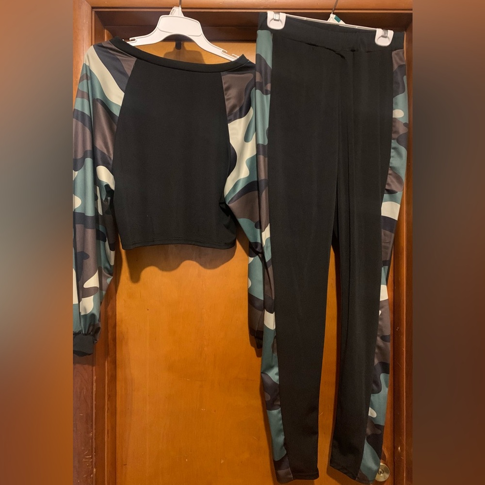 No Label Size XL Black and Camo Crop and Pants Set